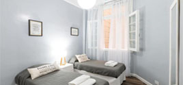 Image de la chambre d'hôtel montrant un lit