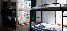 Image de la chambre d'hôtel montrant un lit