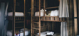 Image de la chambre d'hôtel montrant un lit
