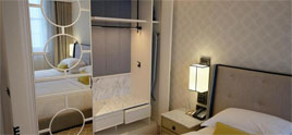 Image de la chambre d'hôtel montrant un lit